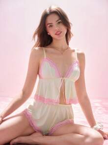 Bonmuse 2件組女款黃色深V領蕾絲拼接露背短上衣與短褲睡衣套裝，夏季居家休閒睡衣 - 黃色 - 查看 4