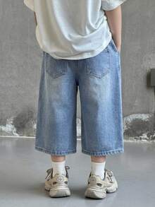 SHEIN Little Byeori Jeans cropped versatili in denim blu ampi e morbidi con tasche inclinate, stile casual e consumato, adatti per bambini, per uso quotidiano, streetwear, vacanze, feste di compleanno, spiaggia, casual, con grafica, per bambini piccoli di 4 anni, per l'estate - Blu lavato medio - Visualizzare 3