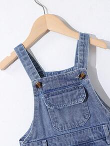 SHEIN Playful Pals 幼童中性牛仔吊帶褲，淺藍復古色，休閒舒適復古風，可調式吊帶 + 側扣，破洞褲腿設計，毛邊邊緣，柔軟棉質牛仔布，適合夏季度假、音樂節、日常穿著、上學、聚會、通勤 - 中等水洗藍 - 查看 4