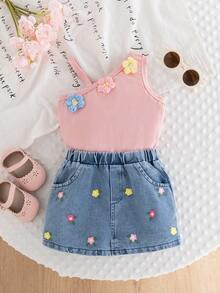 SHEIN Vintaside Kids 女宝宝（女）时尚甜美可爱街头风粉色吊带上衣，饰有3D立体花朵，搭配蓝色水洗牛仔迷你裙，花卉刺绣套装，夏季 - 彩色 - 查看 9