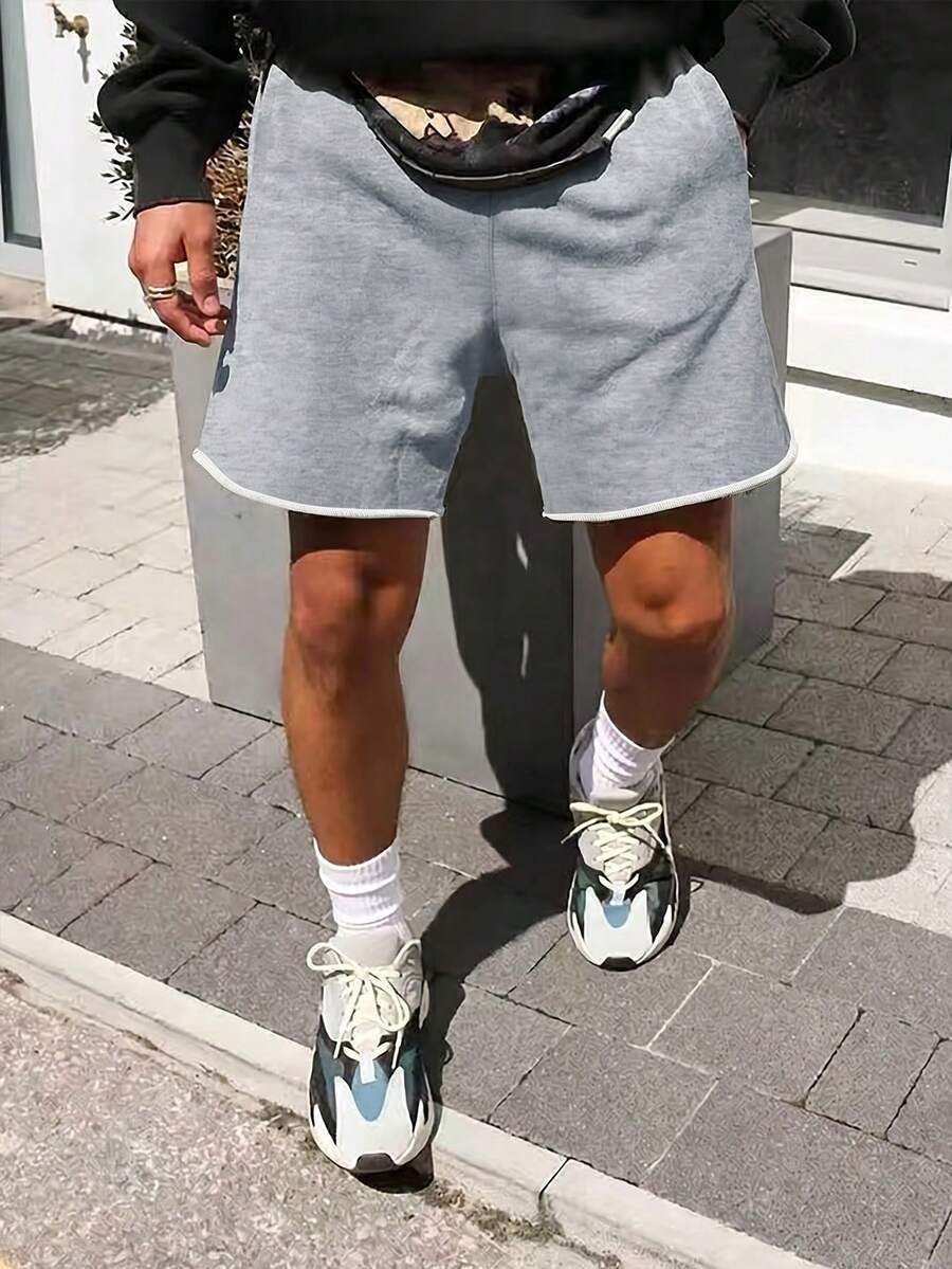 SHEIN 青少年男童夏季休闲毛边抽绳短裤，百搭日常穿着，适合春夏季节、日常穿着、运动、郊游、上学、聚会、节日、拍照等场合。