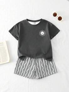 Souflis Souflis 一套男宝宝夏季套装，包括笑脸太阳印花T恤和波浪条纹短裤两件套，简约灰色男宝宝短袖，适合日常外出、户外玩耍等，轻松打造阳光童装造型 - 彩色 - 查看 9