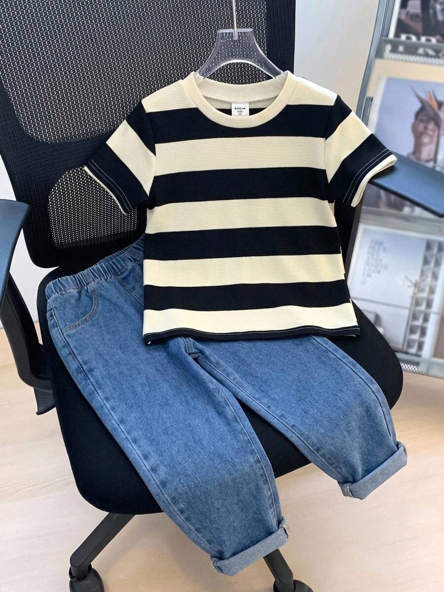SHEIN 2件組小男孩休閒運動T恤與白色長褲，條紋圓領、寬鬆日韓風童裝套裝 / 小男孩衣服開學套裝，適合生日派對、晚會、表演、婚禮、洗禮、開學典禮，適用於日常穿著、上學、旅行、運動，適合春夏季節 - 彩色 - 查看 1