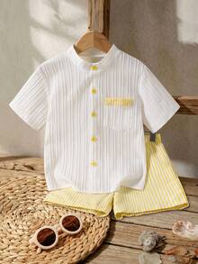 SHEIN Casuvi Kids 男童夏季椰子树字母印花翻领衬衫（带口袋）搭配纯色休闲短裤套装（2件套），适合外出、度假及各种场合。 - 黃色 - 查看 1