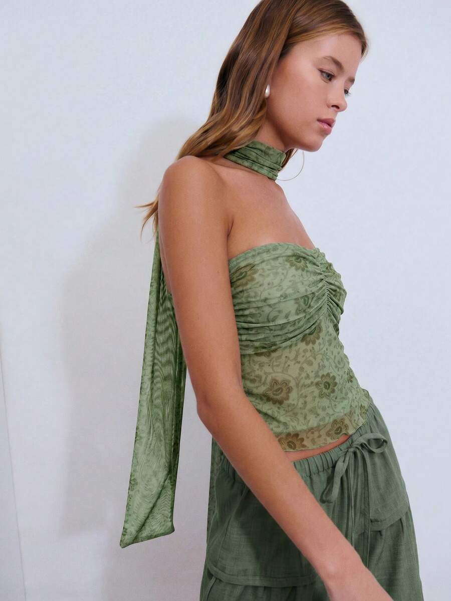Nöista Áo top không dây họa tiết thanh lịch mùa hè với thiết kế ôm sát, dáng ngắn và chi tiết ruy băng giống khăn quàng. Họa tiết hoa cổ điển và chất liệu vải nhẹ, rủ tạo nên vẻ đẹp thanh lịch hiện đại, lãng mạn nhẹ nhàng mang phong cách Pháp. Phù hợp cho trang phục đi biển, dự tiệc và du lịch cho nữ. - màu xanh lá - Xem 1