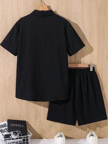 SHEIN Conjunto de 2 peças Camisa de Manga Curta Texturizada Versátil e Shorts para Meninos Adolescentes, Conjunto de 2 Peças Meninos Preto Shorts Adequado para Primavera/Verão, Uso Diário, Esportes, Passeios, Escola, Festas, Festivais, Sessões de Fotos - Preto - Visão 2
