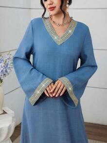 Al Najma Vestido elegante de manga larga, cuello en V, suelto y de unicolor con decoración de cinta para uso diario - Azul - Ver 4