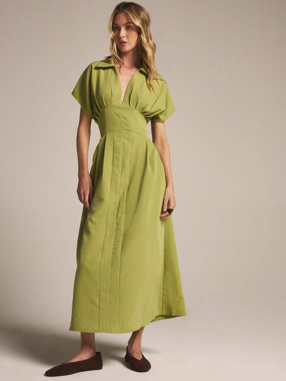 KSTM Robe mi-longue évasée plissée avec col, encolure en V et manches courtes. Taille cintrée, robe d'été