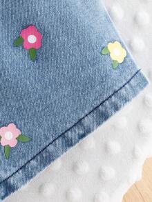 SHEIN Vintaside Kids 女宝宝（女）时尚甜美可爱街头风粉色吊带上衣，饰有3D立体花朵，搭配蓝色水洗牛仔迷你裙，花卉刺绣套装，夏季 - 彩色 - 查看 8