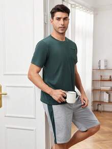 SHEIN Provexi Conjunto de pijama de camiseta de manga corta de cuello redondo y pantalones cortos de color contrastante para hombre - Verde Oliva - Ver 4