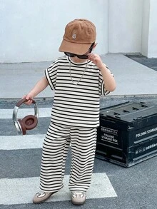 SHEIN 2件套男婴休闲日韩宽松杏色针织花卉纱线腋下条纹宽松T恤裤两件套，适合上学、运动、度假、居家和户外活动，适合春夏季节。 - 黑與白 - 查看 6