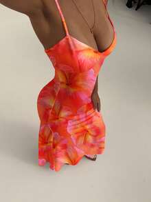 SHEIN PETITE CURVE Vestido de mujer talla grande con tirantes finos y nudo delantero, con estampado sexy de hibisco naranja, adecuado para uso en verano, con vibra hawaiana, ideal para la playa, la piscina, fiestas en resorts y cruceros. Vestido de mujer con estampado floral pequeño, atuendo de vacaciones de verano, perfecto para Coachella y festivales de música de verano - Naranja - Ver 8