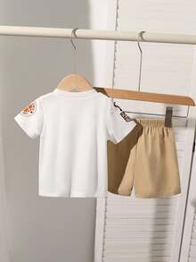 SHEIN 2 Peças Conjunto de Roupa de Verão para Bebê Menino, Top de Manga Curta com Gola Careca e Estampa de Letra Cartoon Branca, e Shorts Lisos, Roupas Casuais e Elegantes para Passeio na Cidade para Bebê Menino - Damasco - Visão 2
