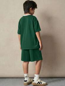 SHEIN 2件套男童休闲撞色圆领短袖T恤短裤套装，适合通勤、上学、日常休闲穿着、运动、春夏穿着。 - 墨綠色 - 查看 2