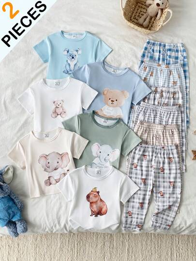 SHEIN 2件組 幼童男童可愛坐姿熊、無尾熊、大象、水豚印花圓領上衣與格紋熊、無尾熊、大象、水豚印花長褲，休閒舒適雙面刷毛睡衣，隨機6款