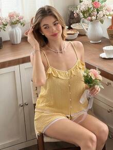 Snug Reverie Conjunto de pijama de camiseta sin mangas de encaje amarillo y pantalones cortos para mujer, ropa de estar por casa fresca y romántica - Amarillo - Ver 5