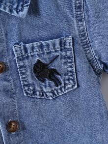 SHEIN Playful Pals 男嬰牛仔兩件套，夏季度假新系列，復古藍色，休閒舒適風格，經典翻領 + 全開襟設計方便穿脫；短袖剪裁 + 寬鬆直筒版型，左胸弧形口袋兼具實用與層次感；左胸領口騎士刺繡，可愛俏皮；寬鬆直筒短褲，不束縛，舒適棉質牛仔，適用於日常、度假、音樂節、學校、聚會、派對、通勤等。男嬰休閒牛仔兩件套 - 中等水洗藍 - 查看 8