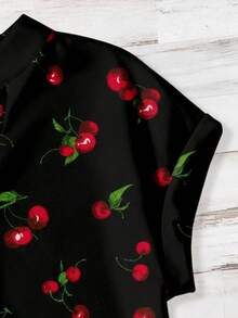 Mellowie Chemise de femme style vacances décontracté, imprimé cerises sur fond noir, cerises rouges. Style minimaliste, convient pour l'été. - Multicolore - Voir 3