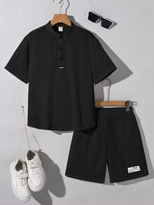 SHEIN 男童休闲韩版立领半拉链短袖上衣（带贴布）搭配梭织短裤套装，适合户外玩耍、街拍、派对、城市漫步等场合。 - 黑色 - 查看 3
