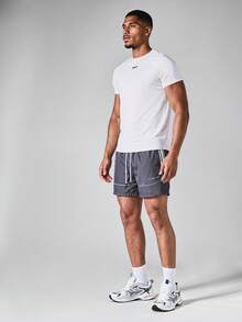 SUMWON Quần short cạp chun có dây rút, viền tương phản và logo thương hiệu, thích hợp mặc mùa hè. - Màu xám đen - Xem 3