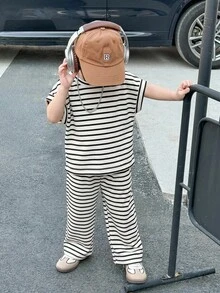 SHEIN 2件套男婴休闲日韩宽松杏色针织花卉纱线腋下条纹宽松T恤裤两件套，适合上学、运动、度假、居家和户外活动，适合春夏季节。 - 黑與白 - 查看 3