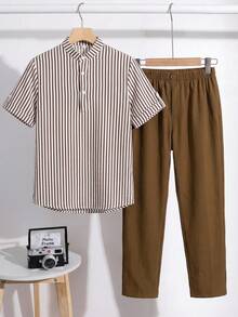 SHEIN Set de 2 piezas Estilo casual escolar para niños preadolescentes: Camisa de cuello mao gris y pantalones elásticos a rayas, adecuado para ir y venir, escuela, uso diario casual, deportes, primavera/verano - Café integral - Ver 1