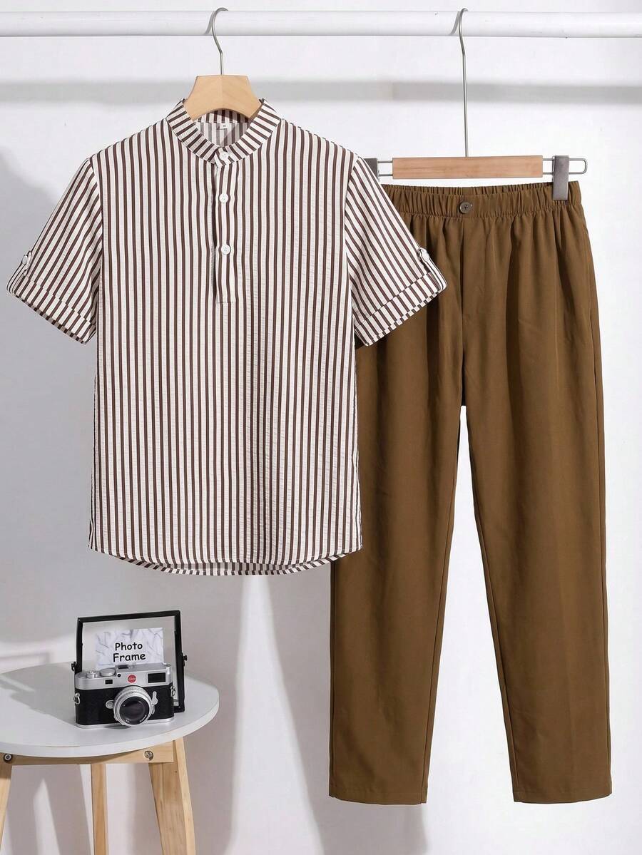 SHEIN Set de 2 piezas Estilo casual escolar para niños preadolescentes: Camisa de cuello mao gris y pantalones elásticos a rayas, adecuado para ir y venir, escuela, uso diario casual, deportes, primavera/verano - Café integral - Ver 1