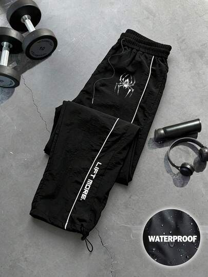Sport MetroGents Quần thể thao nam dáng casual in chữ và hình nhện, cạp chun có dây rút
