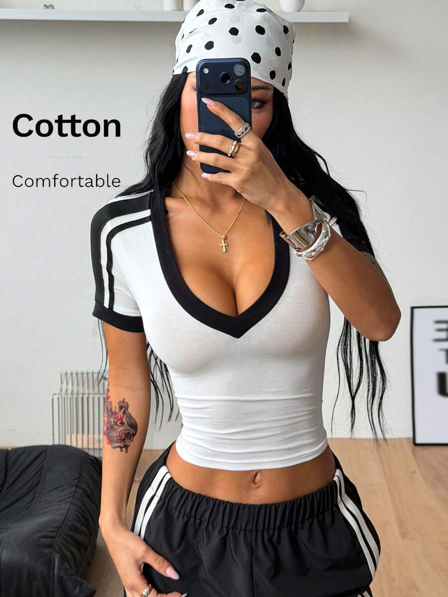 Coolane 女士夏季街头运动风弹力舒适撞色滚边白色V领T恤 - 黑與白 - 查看 1