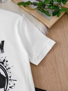 SHEIN 1 bộ đồ mặc nhà phong cách cho bé trai tuổi teen, gồm áo cổ tròn tay ngắn và quần short đồng bộ. Bộ đồ mùa hè này có họa tiết bóng đá văng màu xám heather, trắng và đen cùng đồ họa chữ. Được làm từ chất liệu mịn và vải mềm, phù hợp mặc thường ngày thoải mái và làm đồ ngủ dễ chịu. - Đen và trắng - Xem 3