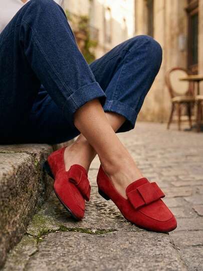 Flats Mocasín mujer, diferentes colores, acabado charol brillante, detalle de moño, diseño clásico y elegante, calzado plano, comodidad, ideal para uso diario, material sintético de calidad, suela resistente, interior suave, estilo femenino, zapato casual, fácil de combinar, opción para regalo, catálogo zapatería, complemento de vestuario, zapato de vestir, moda femenina.