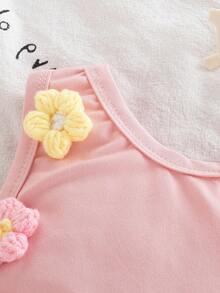 SHEIN Vintaside Kids 女宝宝（女）时尚甜美可爱街头风粉色吊带上衣，饰有3D立体花朵，搭配蓝色水洗牛仔迷你裙，花卉刺绣套装，夏季 - 彩色 - 查看 3