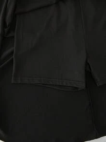 SHEIN 女孩黑色運動風背心洋裝，兼具功能性與時尚感。方領寬肩帶設計，貼身剪裁修飾身形並凸顯曲線，A字裙擺內含內搭短褲與隱藏式側口袋。適合健身、通勤與日常穿搭，是夏季首選洋裝 - 黑色 - 查看 4