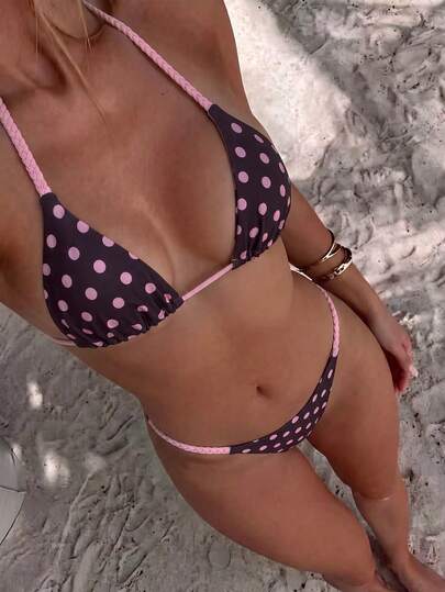 Swim Vcay Bộ bikini họa tiết chấm bi cà phê, kiểu dáng cổ yếm, cúp ngực tam giác, rất được ưa chuộng. Thiết kế cổ yếm + cúp ngực tam giác: Áo ngực có cúp ngực tam giác không gọng, với dây buộc cổ có thể điều chỉnh để tôn lên đường viền vai và cổ, và tùy chỉnh độ vừa vặn theo hình dáng vòng ngực; Quần ngực là kiểu tam giác cắt cao giúp kéo dài đường chân tạo hiệu ứng thon gọn. Thích hợp cho kỳ nghỉ, bãi biển, tiệc bể bơi.