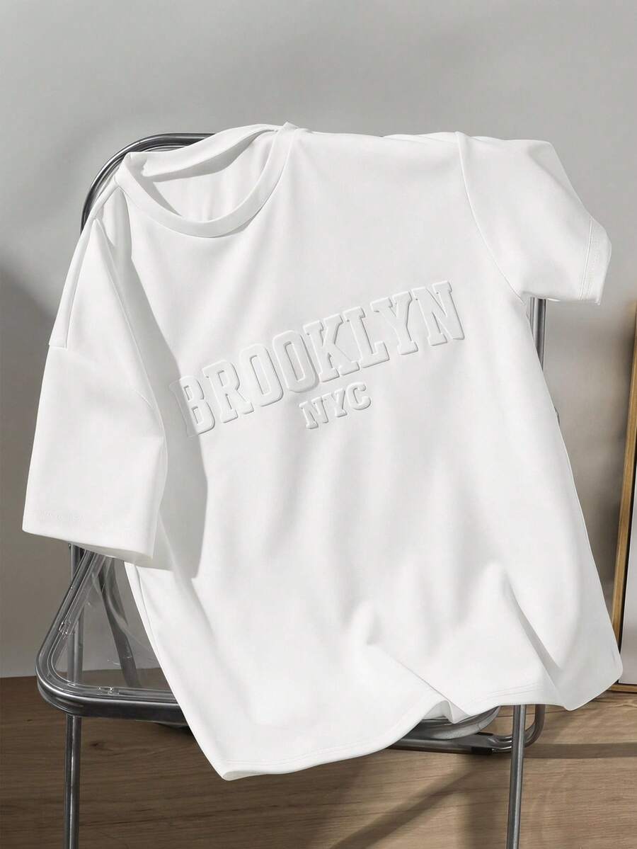 SHEIN Mirajuku 1件男童休閒極簡壓紋圓領T恤,舒適面料,適合夏季與秋季,百搭穿搭 - 白色 - 查看 1