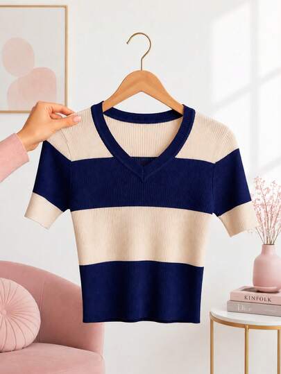Camiseta semiajustada para mujer, casual y elegante. Cuello en "V", silueta semiajustada, manga corta, colores lisos, estampado de franjas horizontales. Tela de poliéster y elastano. Textura exterior tipo canalé. Fresca, ligera y cómoda, ideal para el uso diario.