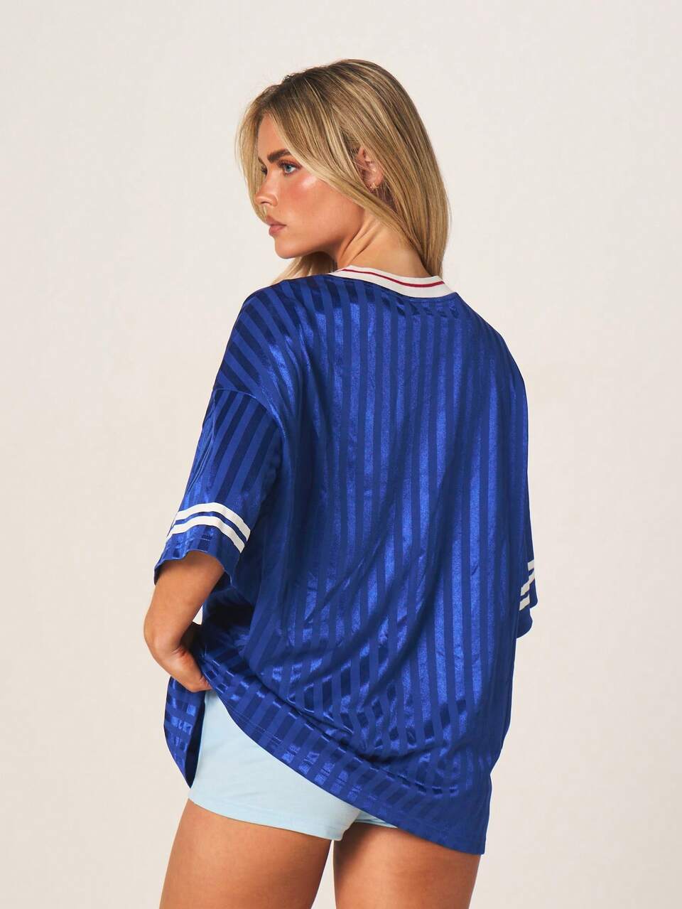 MISSGUIDED Oversized Fußballtrikot im italienischen Stil mit V-Ausschnitt und kurzen Ärmeln mit Ländertext-Muster, Sportliches Streetwear-Trikot für die Fußball-Weltmeisterschaft 2026