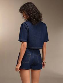 EURMUSE Conjunto casual feminino composto por top cropped de manga curta com bolso utilitário e saia jeans assimétrica. - Lavagem escura - Ver 2