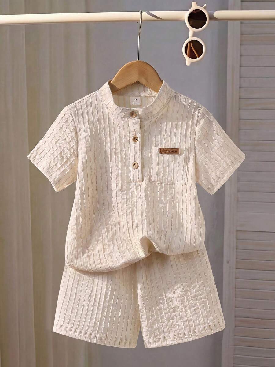 SHEIN Menino Jovem Camisa de Manga Curta Listrada com Gola Alta e Zíper Parcial Combinada com Shorts Esportivos Coordenados, Estilo Casual e Fashion, Tecido Confortável, Adequado para o Verão, Ideal para Meninos Usarem ao Ar Livre e na Escola - Damasco - Visão 1