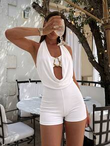 Firerie Eleganter romantischer Damen Jumpsuit für Date & Urlaub, weißer gestrickter Jumpsuit mit drapiertem Kragen, Metallschnalle am Halter, geeignet für Strand, Urlaub, verfeinerte Anlässe, Sommeroutfit - Weiss - Übersicht 5