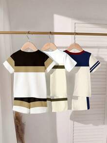 SHEIN 1 zufälliges Set Sommer-Baby-Jungen-Set mit einfachem Buchstaben-K-Kronen-Streifen-Muster, italienischem Splicing-Muster, Basic Kurzarm-T-Shirt und Shorts - Verschiedenfarbig - Übersicht 2