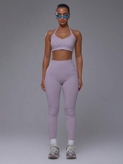 Musera Sport Áo bra thể thao cổ chữ V khoét sâu phía trước, dây chéo sau lưng, cạp cao, có túi bên hông, kết hợp với quần legging ôm sát, bán theo bộ. Thích hợp cho các hoạt động thể thao, Pilates, chạy bộ, dễ thương, nữ tính, hàng ngày, tập luyện chậm rãi.