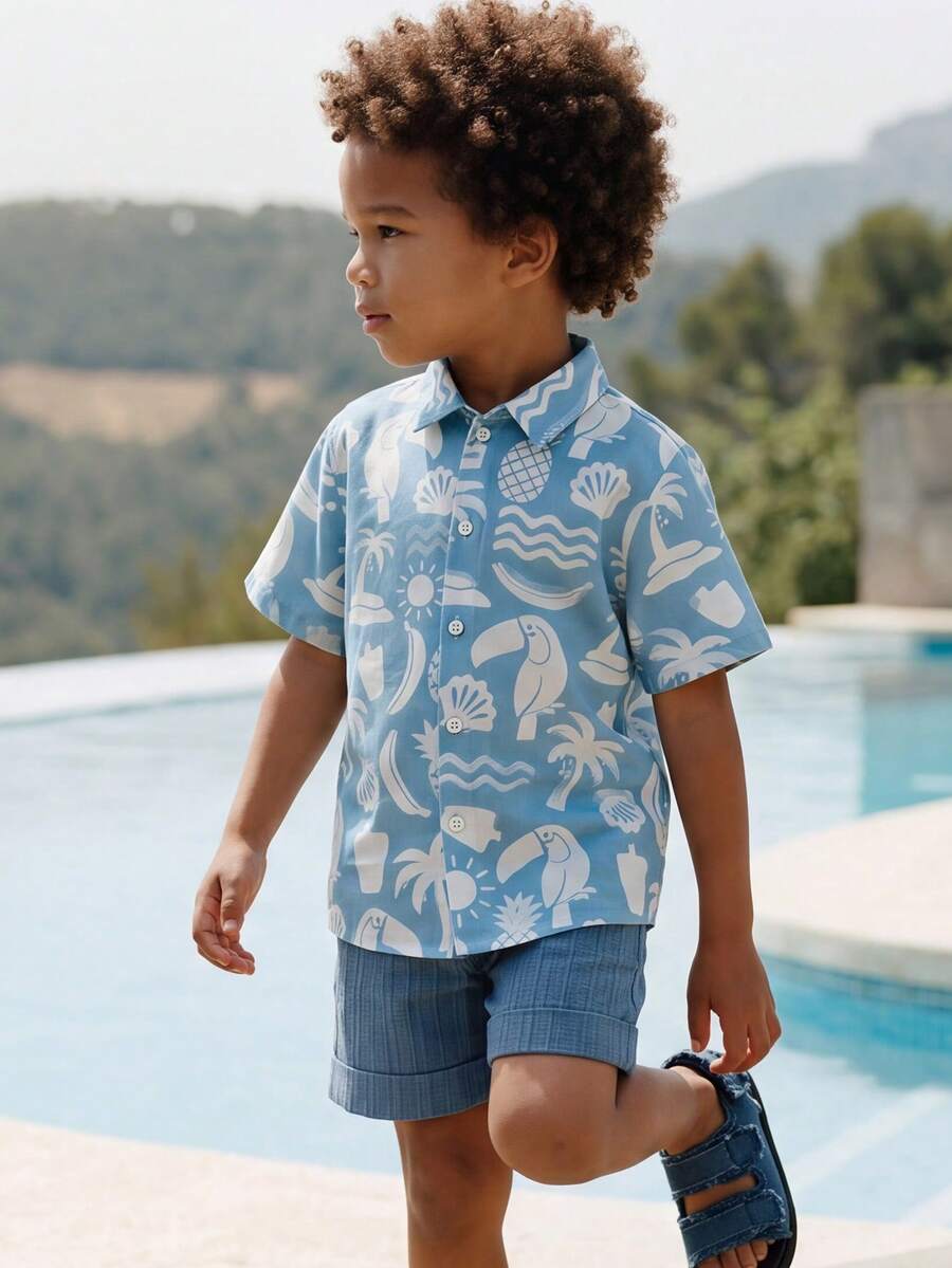 Maija Kids Maija Kids 两件套儿童男童休闲时尚度假宽松蓝白热带棕榈树贝壳印花短袖Polo衫和蓝色短裤套装,适合日常穿着、海滩、度假、派对、春夏季节。 - 藍白色 - 查看 1