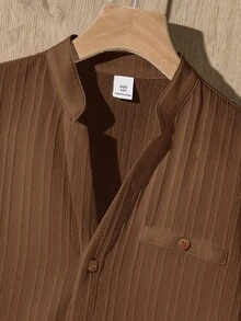 SHEIN 两件套男童休闲度假纯色纹理面料波浪纹棕色衬衫和裤子套装，适合通勤、上学、日常休闲、运动、春夏穿着。 - 棕色 - 查看 6