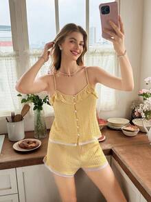 Snug Reverie Conjunto de pijama de camiseta sin mangas de encaje amarillo y pantalones cortos para mujer, ropa de estar por casa fresca y romántica - Amarillo - Ver 6