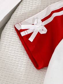 SHEIN Playful Pals 2件組少女紅色櫻桃圖案T恤與寬腿褲套裝。針織T恤飾有「CHERRY」字母與可愛櫻桃印花，袖口帶蝴蝶結裝飾。搭配同款側條紋寬腿運動長褲，打造運動甜美美式校園風。面料柔軟舒適，適合日常穿著、上學、度假、派對與節日，是春夏百搭時尚套裝。 - 紅色 - 查看 5