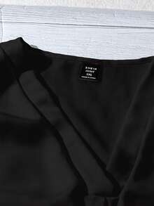SHEIN CURVE+ 大码纹理面料荷叶边衬衫，简约时尚休闲，适合日常夏季穿着、海滩度假、毕业典礼、早午餐、圣帕特里克节春假、优雅度假等场合，Casau - 黑色 - 查看 5
