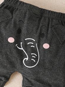 SHEIN 新生兒男嬰3件套：可愛深灰色大象領口上衣（按扣跨部 + 鬆緊腰）+ 深灰色大象印花短褲 + 萌動物耳帽。休閒套裝，適合戶外或舒適夏季穿著。採用柔軟舒適面料製成。2026夏季服飾。 - 灰色 - 查看 6