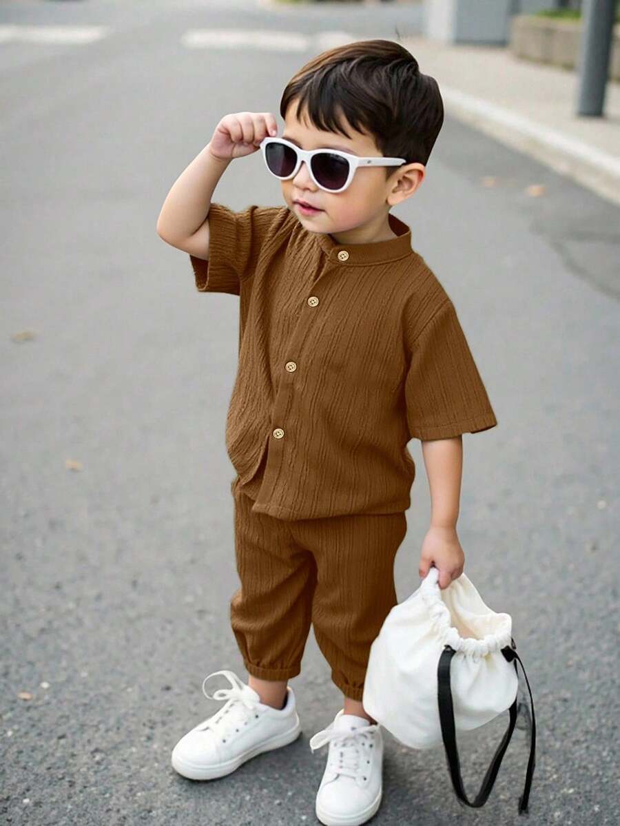 SHEIN Streecool Kids 小男孩2件組休閒韓風短袖襯衫與慢跑長褲套裝,適合春夏季日常穿著 - 棕色 - 查看 1