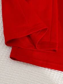 SHEIN Playful Pals 2件組少女紅色櫻桃圖案T恤與寬腿褲套裝。針織T恤飾有「CHERRY」字母與可愛櫻桃印花，袖口帶蝴蝶結裝飾。搭配同款側條紋寬腿運動長褲，打造運動甜美美式校園風。面料柔軟舒適，適合日常穿著、上學、度假、派對與節日，是春夏百搭時尚套裝。 - 紅色 - 查看 6